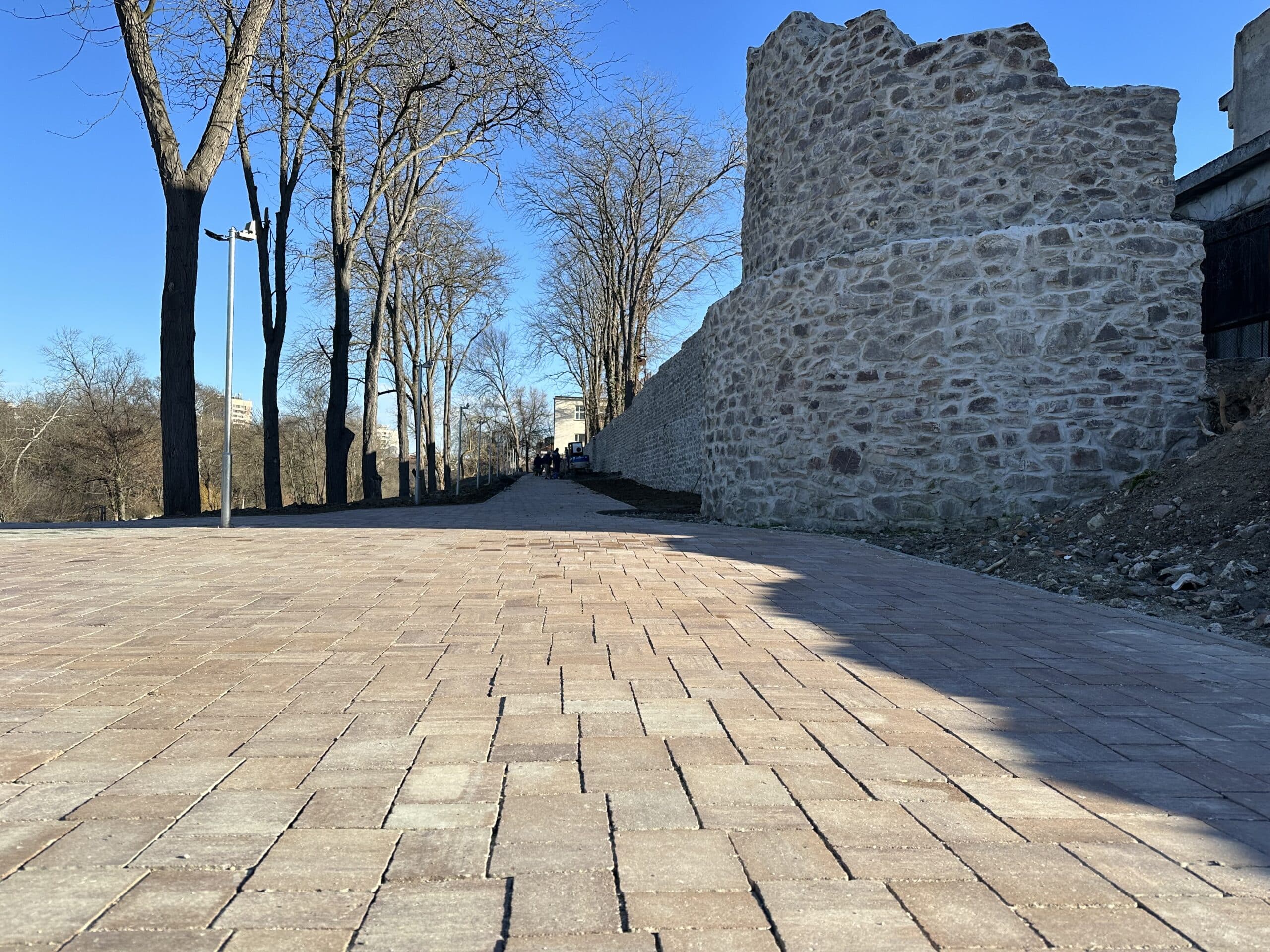 Продължават облагородяващите дейности край северната стена на ямболската Средновековна крепост