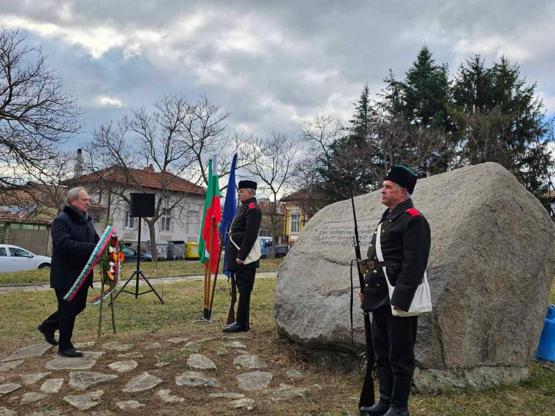 С ритуал за полагане на венци и цветя започнаха проявите