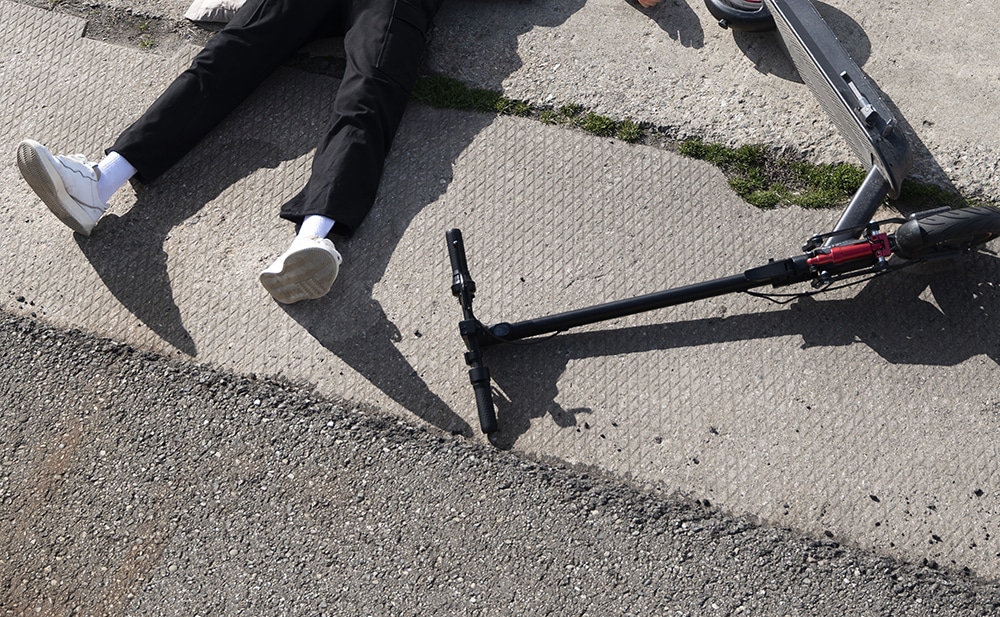 Момче на 13 години карало електрическа тротинетка се бори за