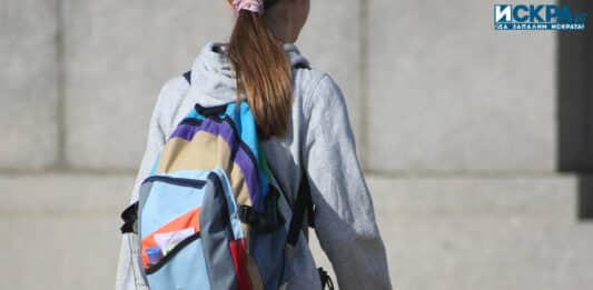 Ученици, ученичка, училище, раници