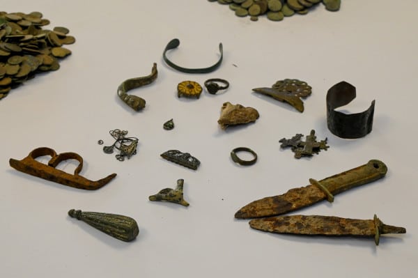 Полицията в Плевен иззе 118 предмети наподобяващи културно исторически ценности Старинни предмети