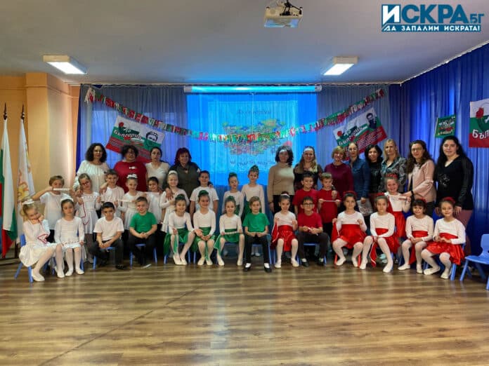 Децата от ДГ "Звънче" и техните учители