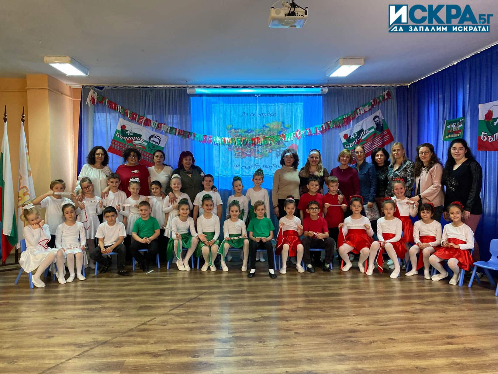 Децата от ДГ Звънче и техните учители Снимка Искра бг
С песни