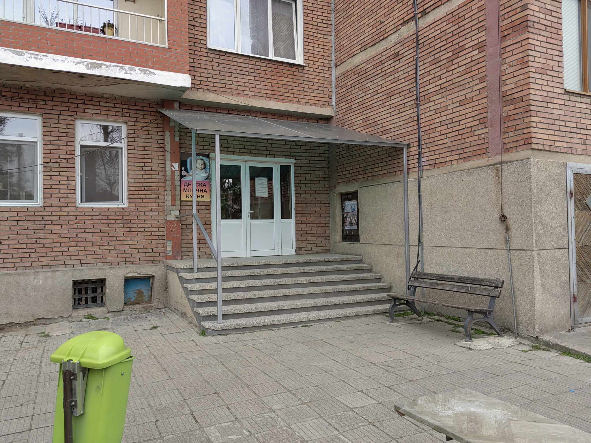 Със средства от общинския бюджет служители на Общинско предприятие Чистота