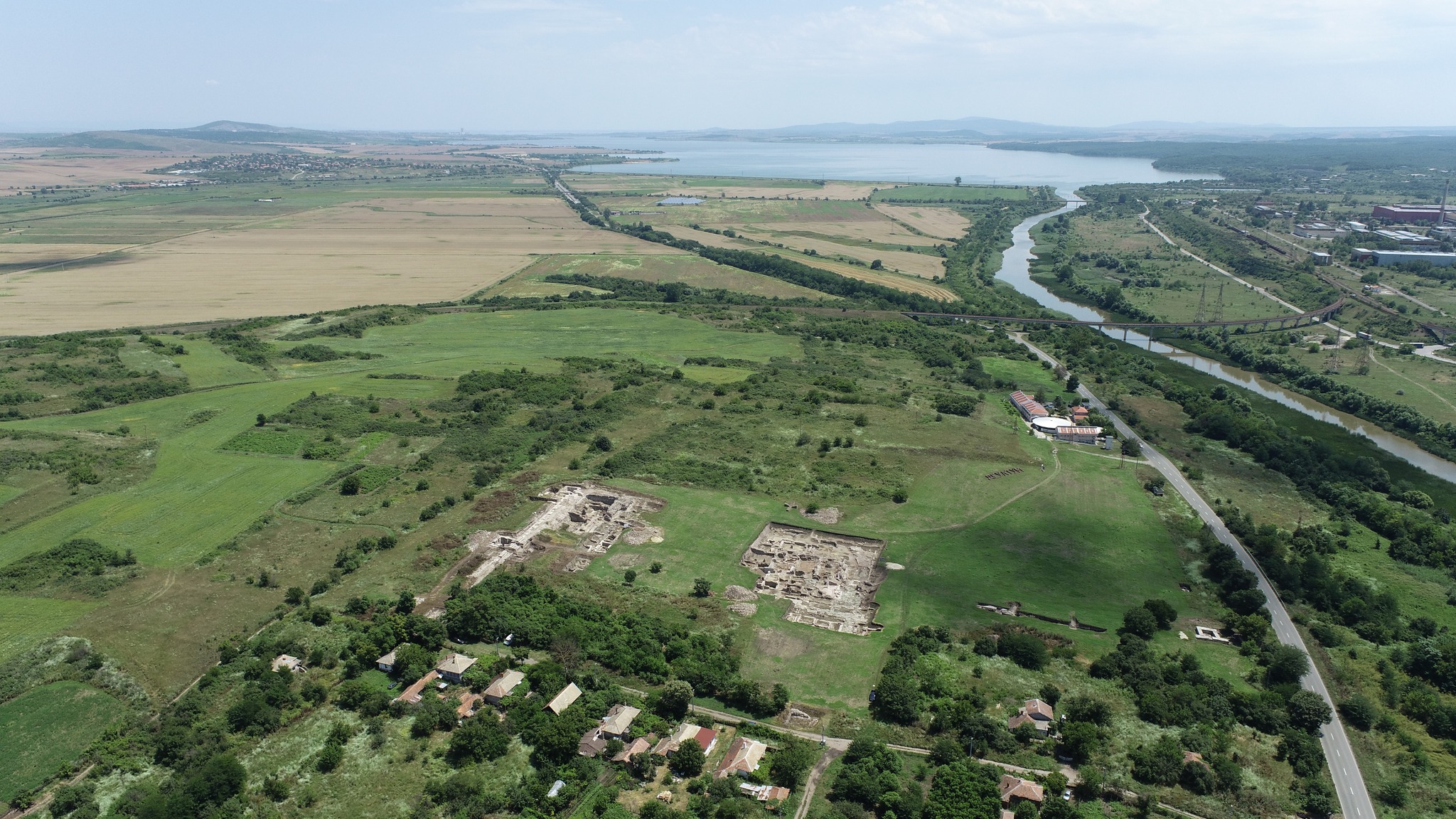 Археолози откриха най ранното раннохристиянско погребение в Деултум край Бургас Това