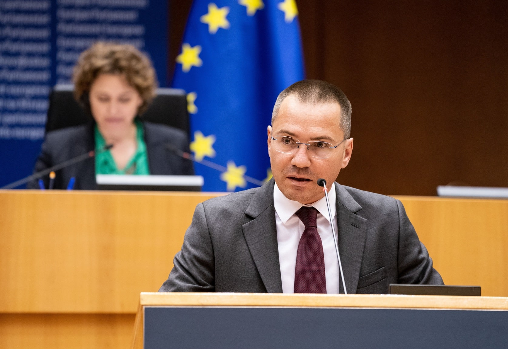 В последните месеци България се сблъсква със сериозни предизвикателства в