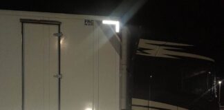 Единият камион