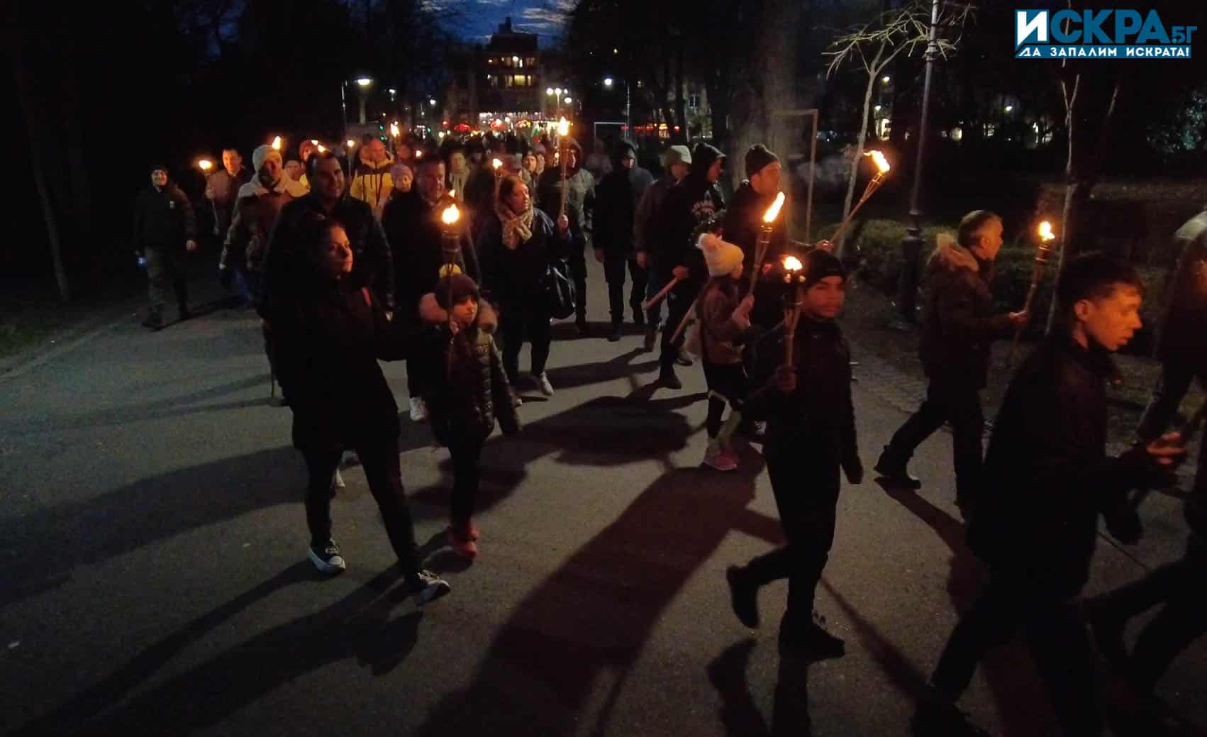 Факелно шествие Снимка Искра бг
Над сто души се включиха в проведеното
