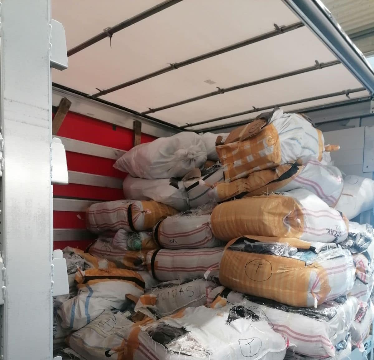 Над 22 тона фалшив прах за пране и близо 20