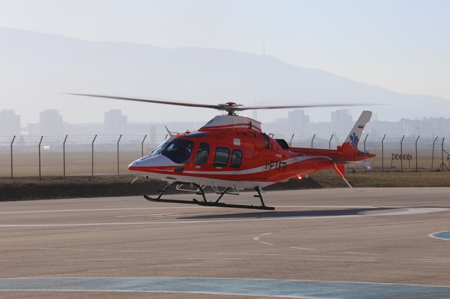 Първият от шестте медицински хеликоптера пристигна в България. Той е