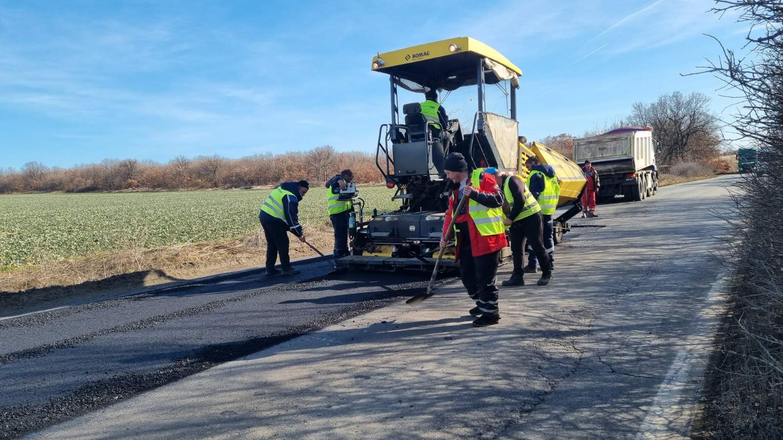 Започна аварийно изкърпване на второкласния път II 73 в района на