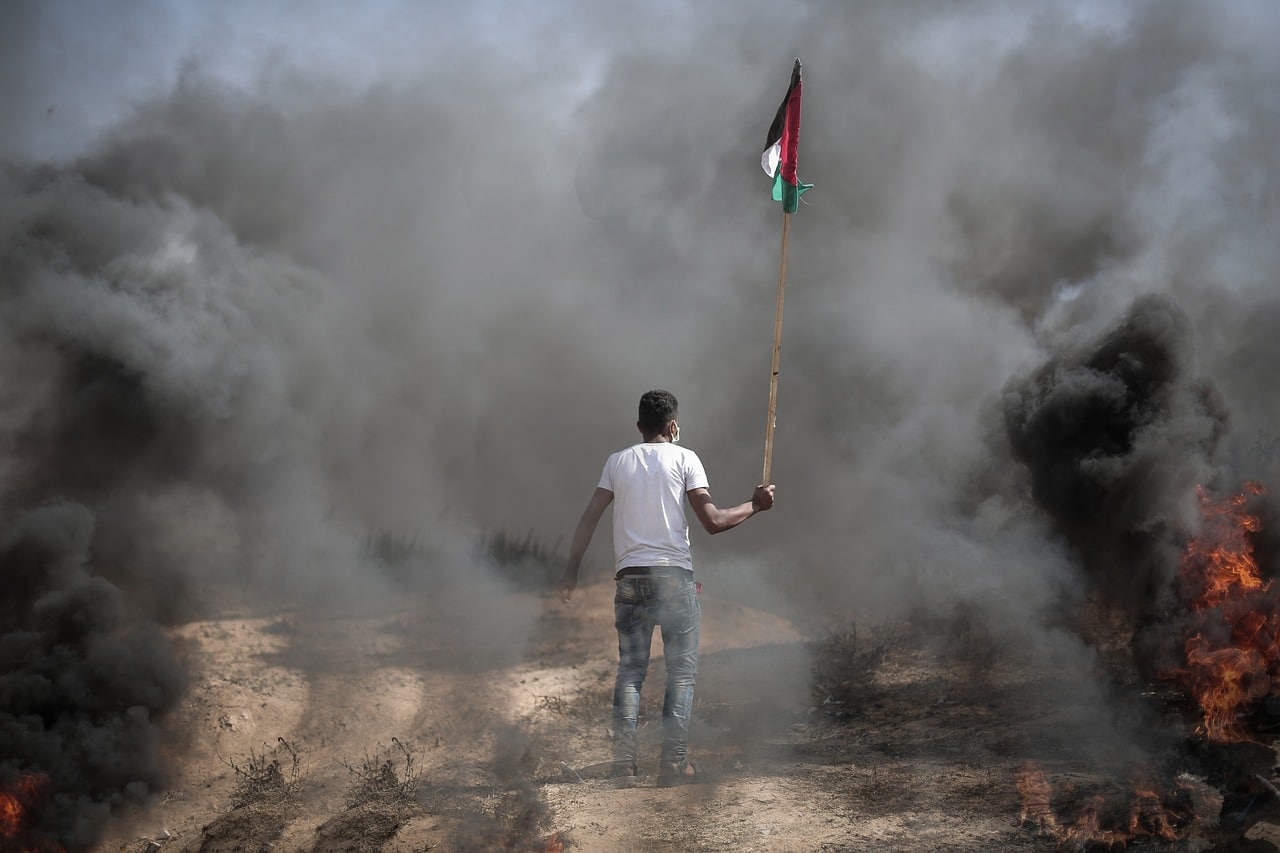 12-годишно момче в Източен Йерусалим запалва фитила на дълъг фойерверк,