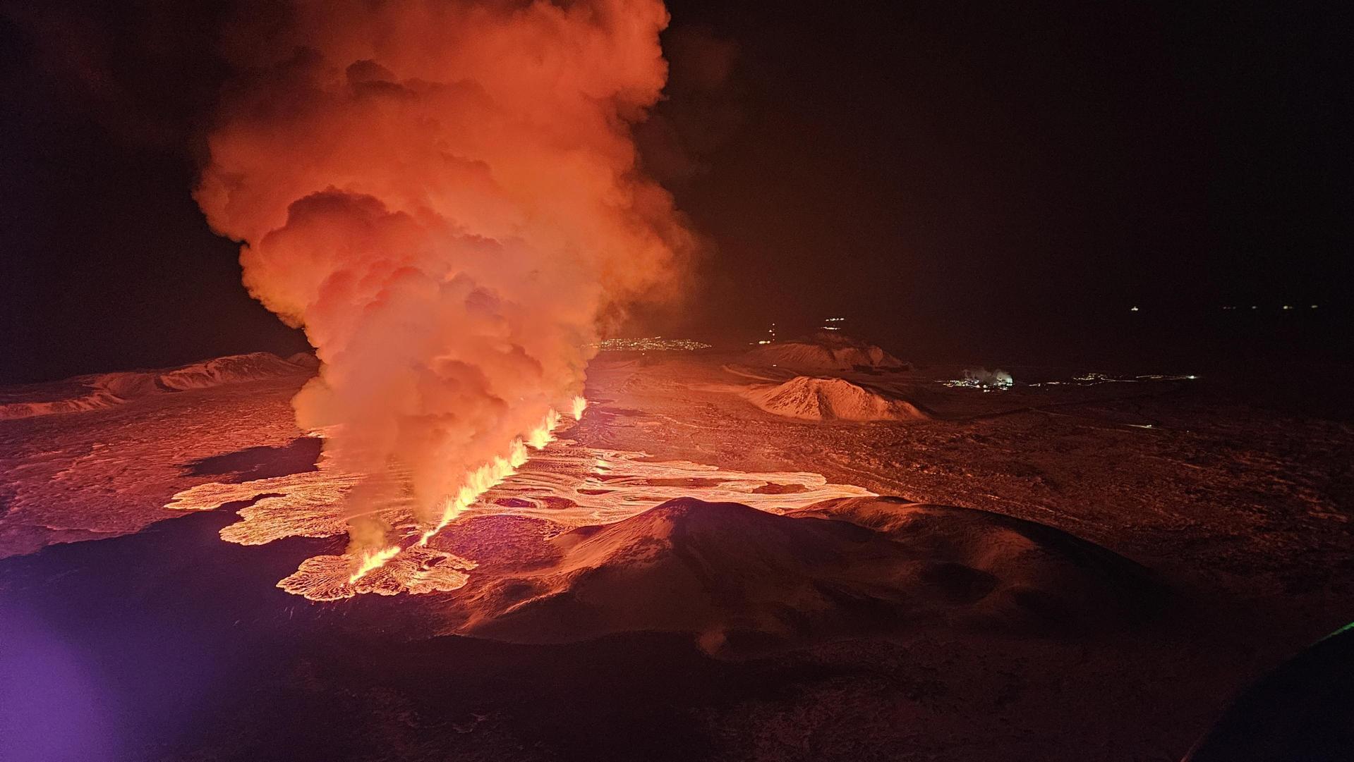 Вулкан в югозападната част на Исландия изригна в четвъртък, по-малко