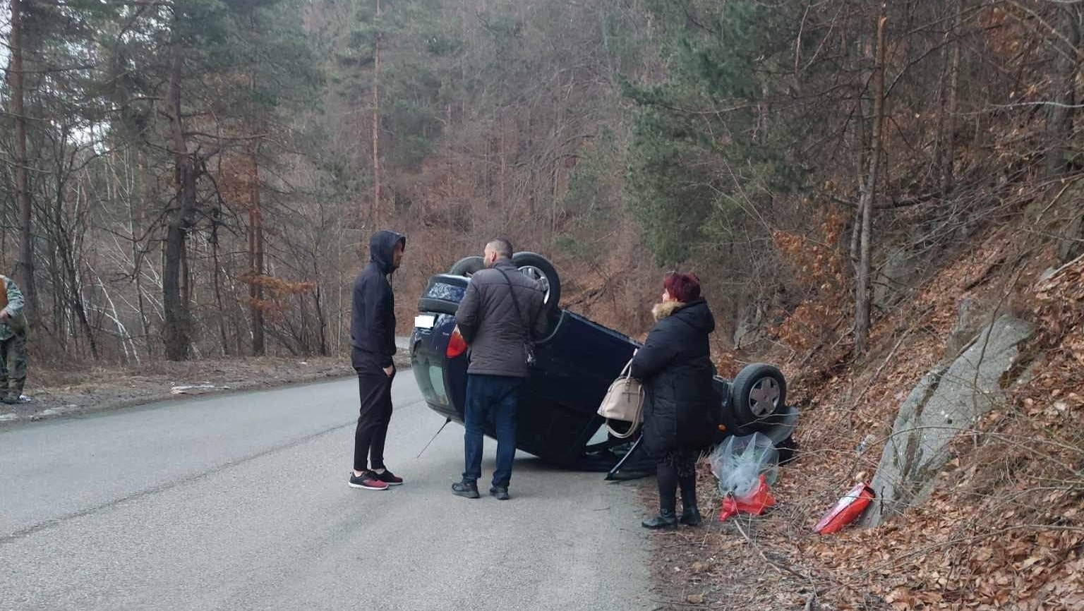 Автомобил се е обърнал по таван на пътя между Самоков