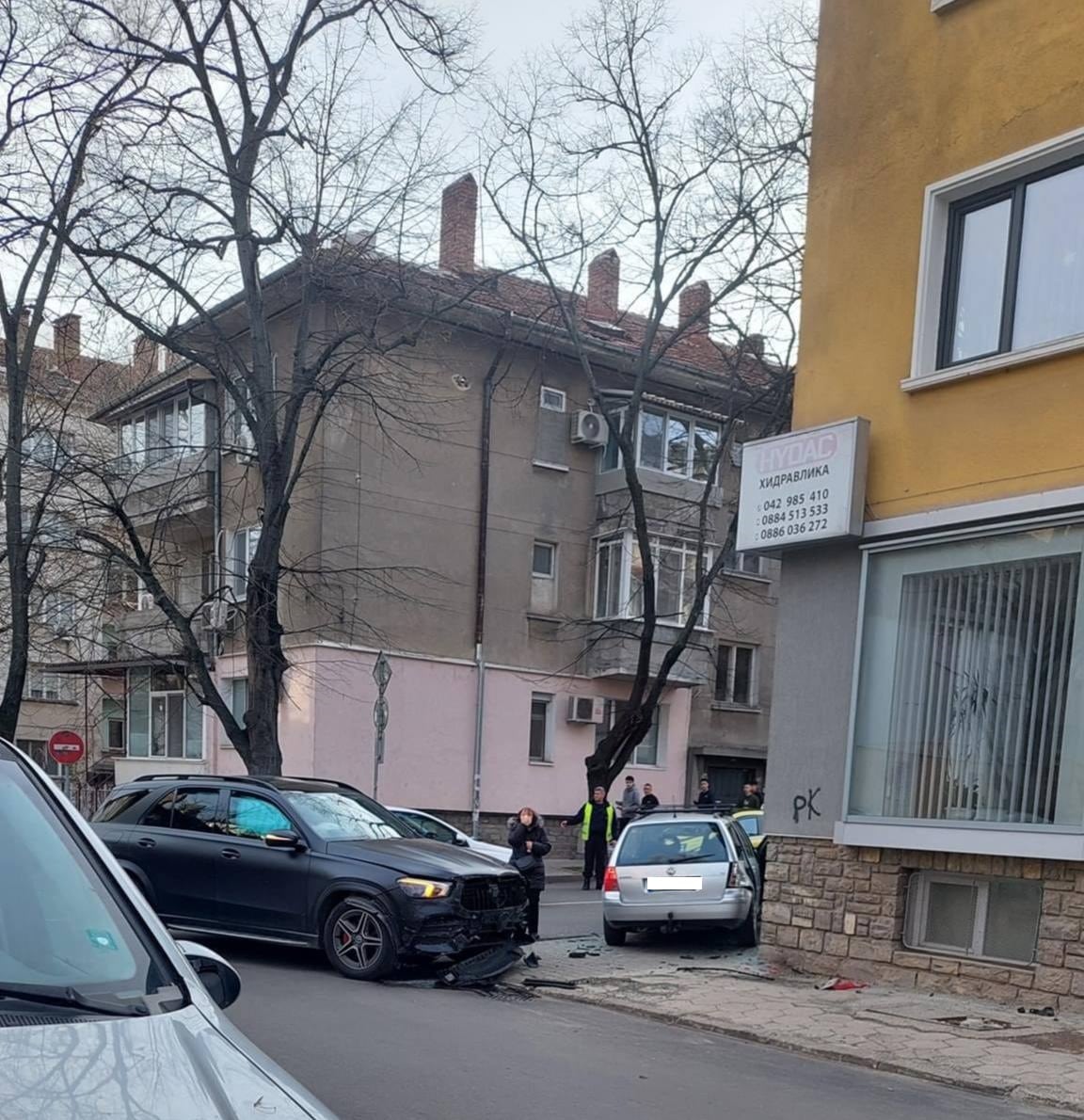 Пешеходка е пострадала заради катастрофа на два автомобила в Стара