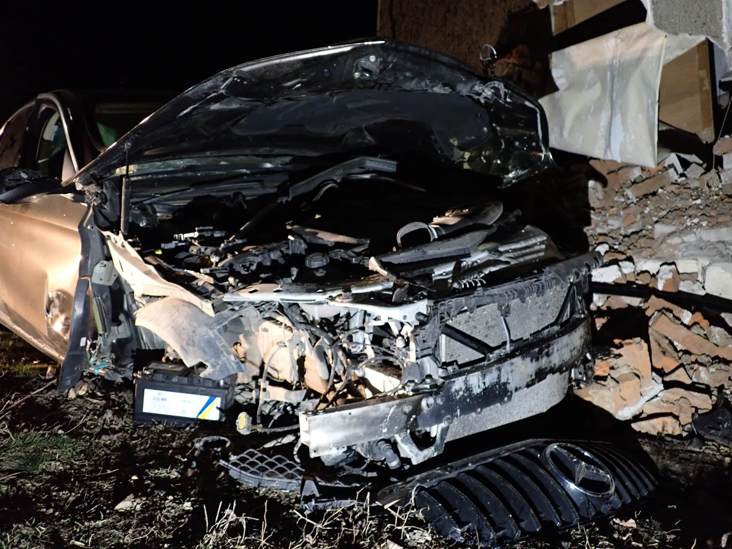 Млад шофьор е пострадал при тежка катастрофа до болницата в