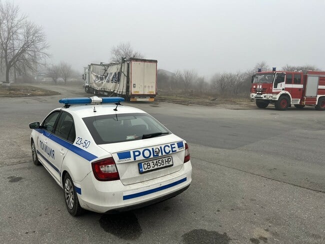 Лек и товарен автомобил са се сблъскали челно вчера край