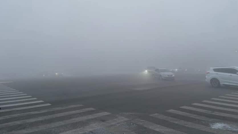 Снежни бури и леден дъжд са прекъснали транспортните връзки в