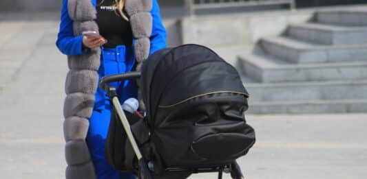 Майка с дете, майчинство