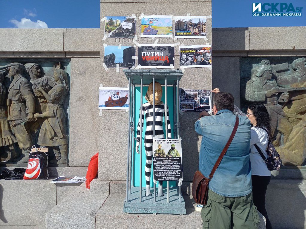 Десетки недоволни граждани се събраха на площад Тройката в Бургас