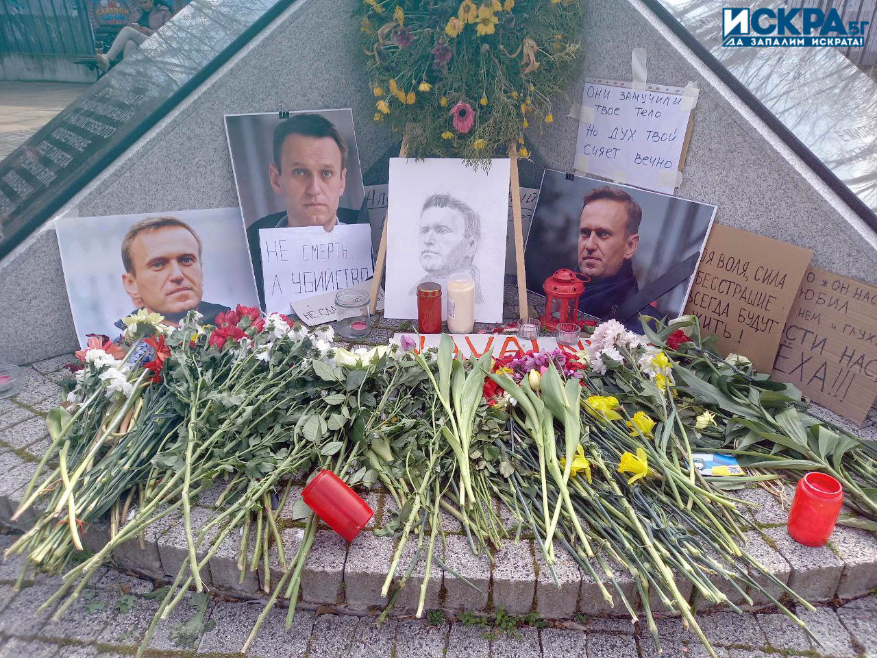 Един човек се приближи до руския протестиращ и му подаде