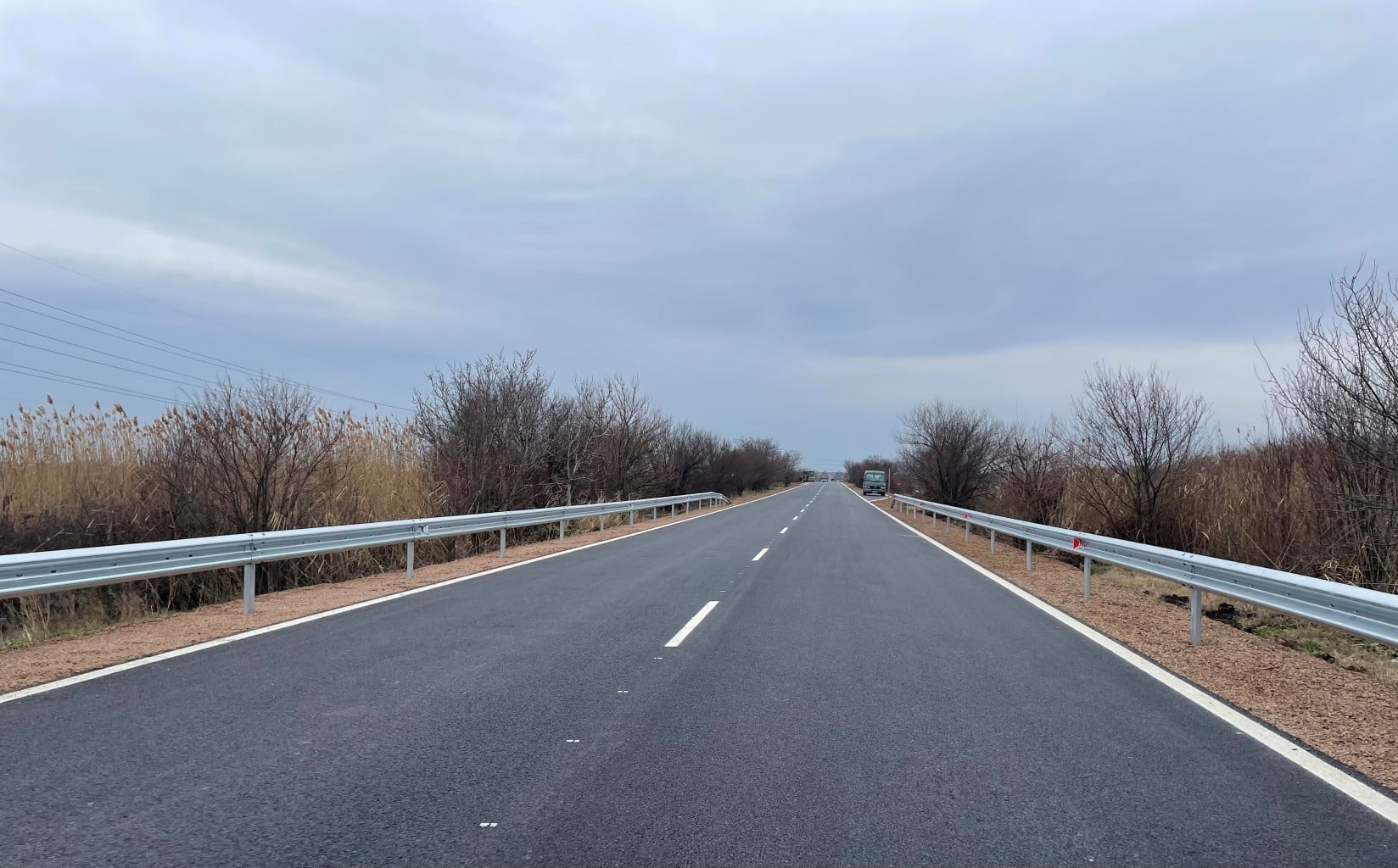 Приключват дейностите по рехабилитация на пътя водещ към нефтозавода в