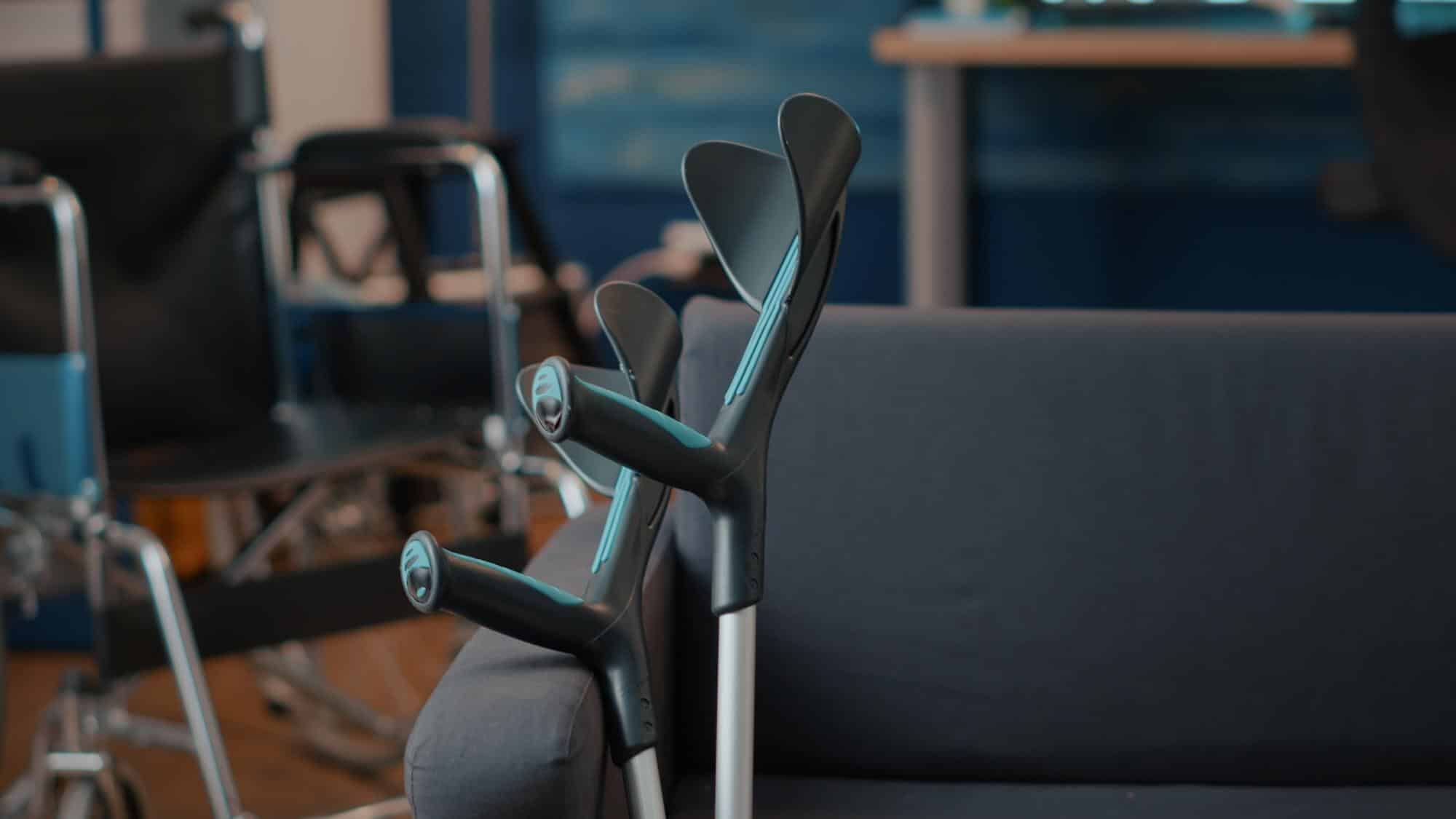 Възрастна жена с напълно разрушена тазобедрена става проходи за по малко