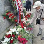 Поднасяне на цветя на костницата на съветските воини в София