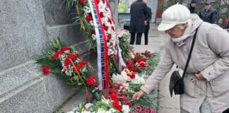 Поднасяне на цветя на костницата на съветските воини в София