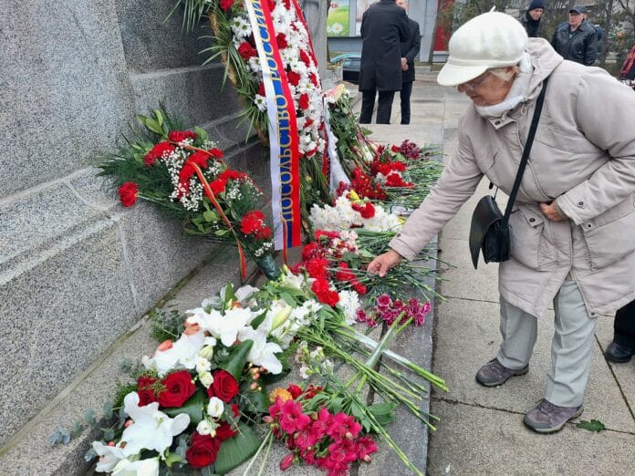 Поднасяне на цветя на костницата на съветските воини в София