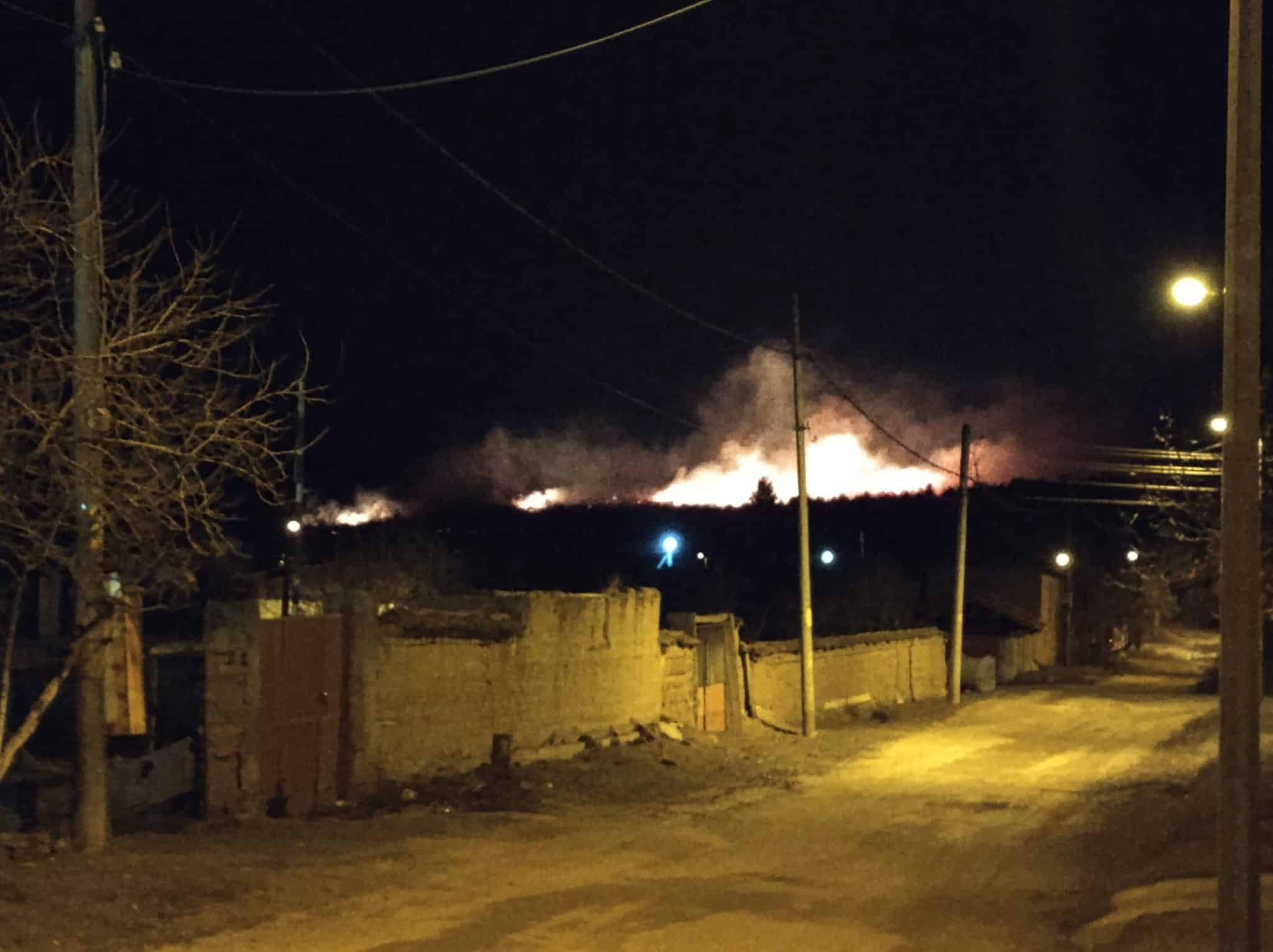 Огнеборци все още се борят с пожара който е възникнал