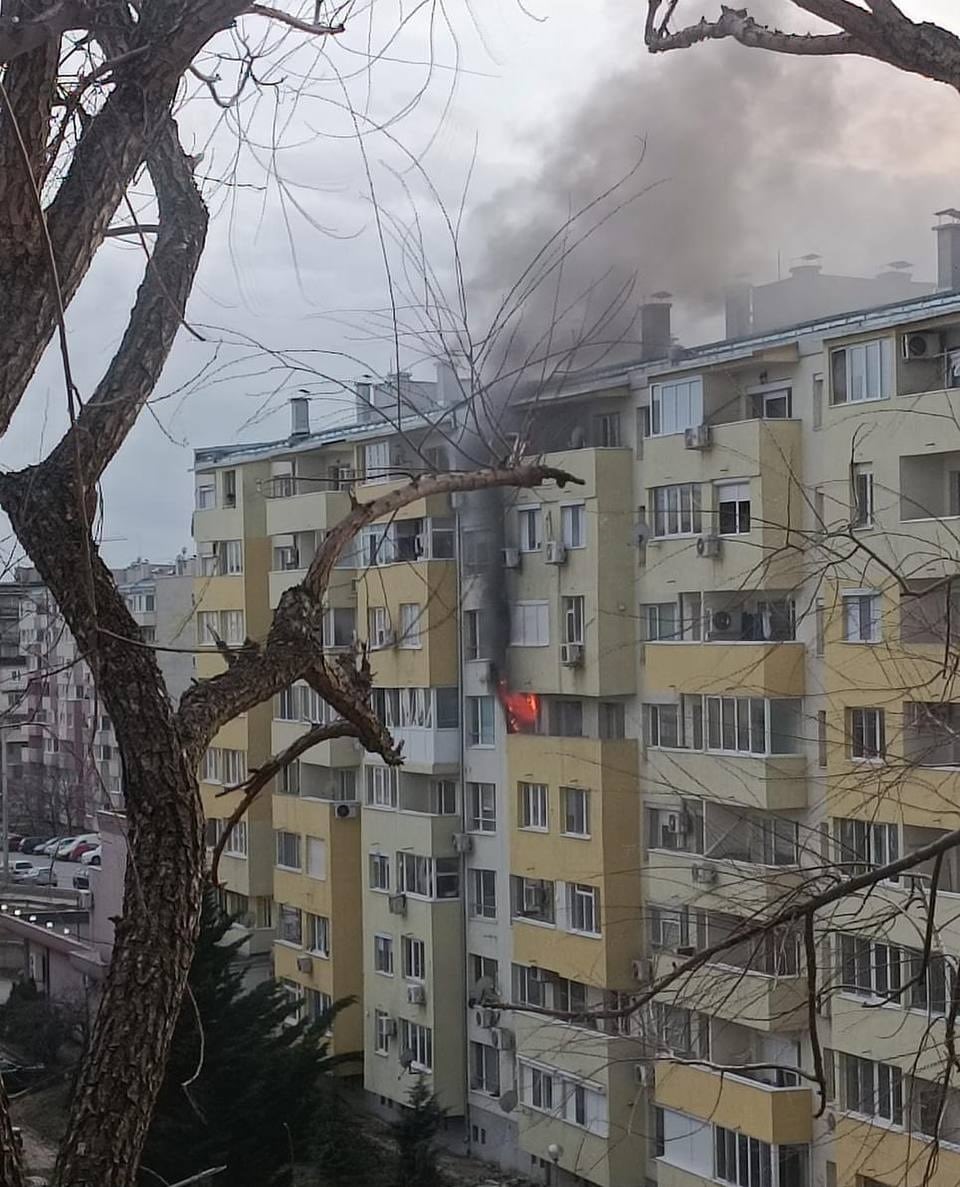 Петима души са пострадали при пожар в жилище в Хасково