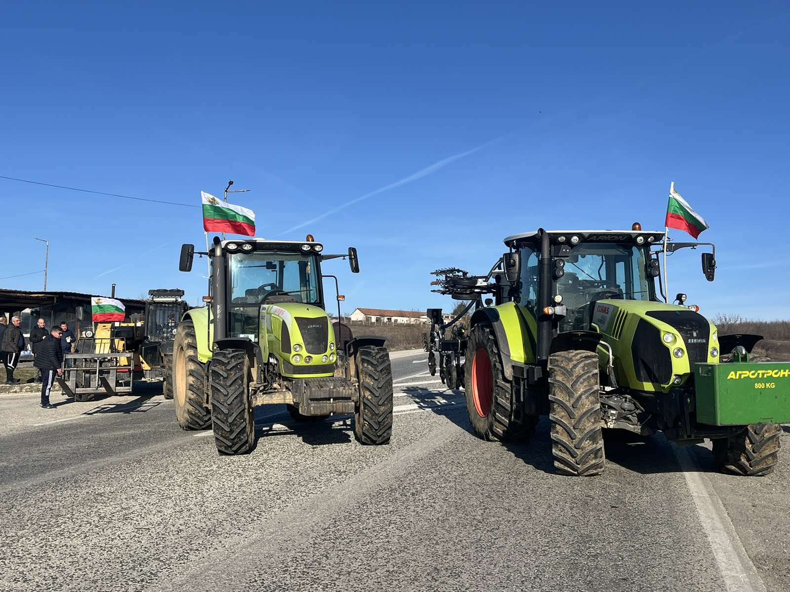 Протестиращи земеделски производители направиха опит да блокират магистралите Струма и