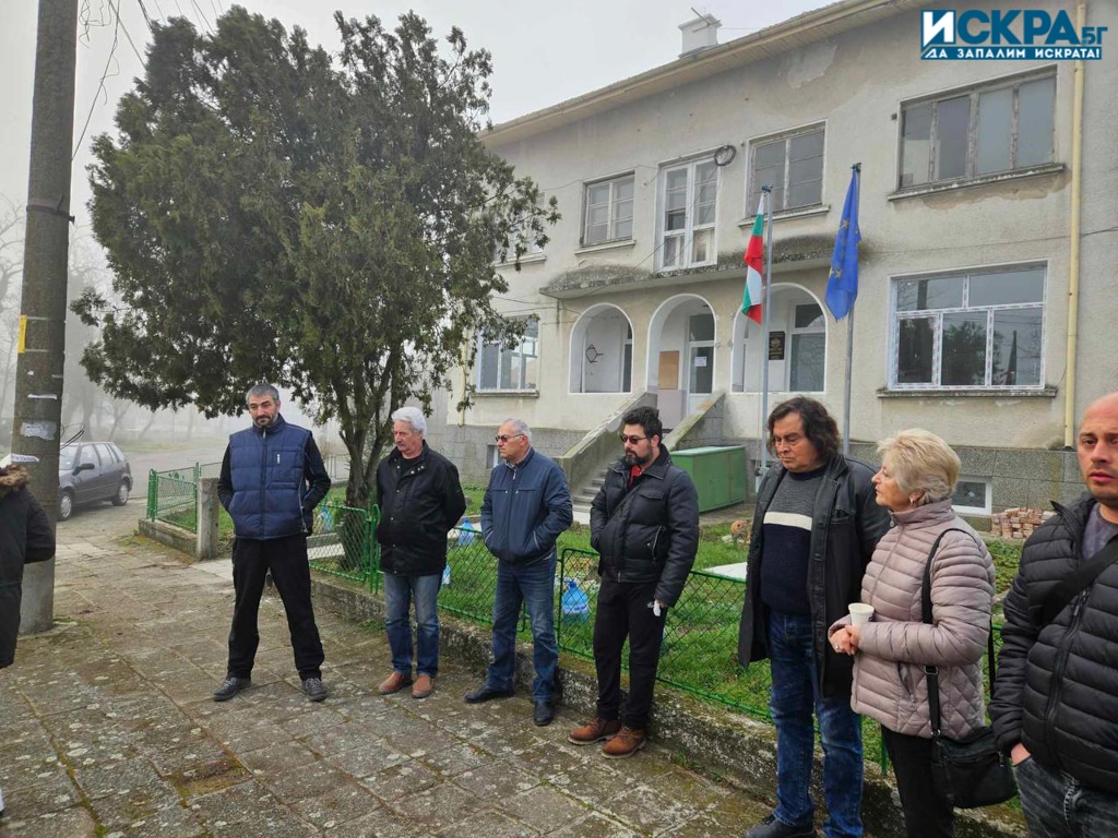Жители на Дюлево излязоха на протест пред кметството тази сутрин