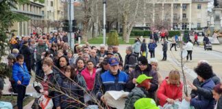 Раздаване на дръвчета