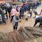 Раздаване на дръвчета в Сливница