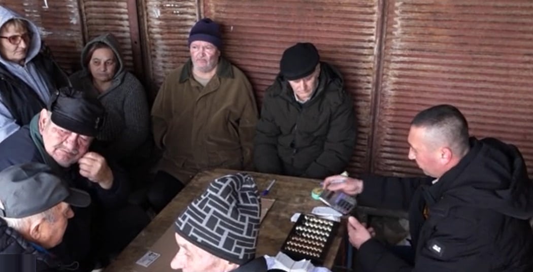 Пенсионерите в село Тимарево получават пенсиите си на ръка в
