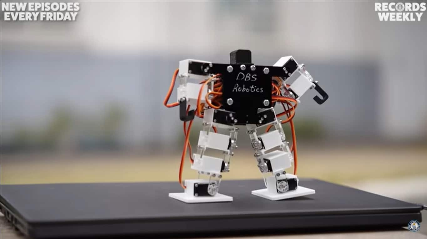 Робот Снимка Скрийншот от видео
Четирима членове на екипа по роботика
