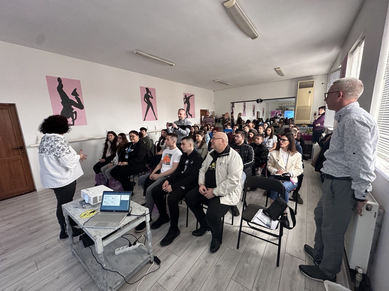 В залата на Общинския младежкия дом се състоя инициативата Младите