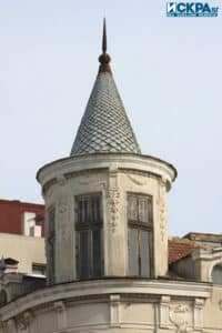 Кубето е с островръх „шпил“ над втория етаж