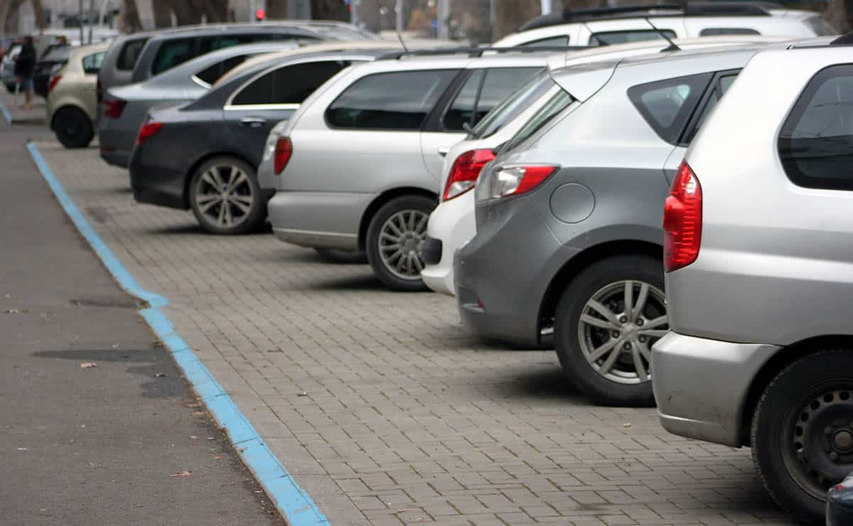 След години на безплатно паркиране за електрическите автомобили се обсъждат