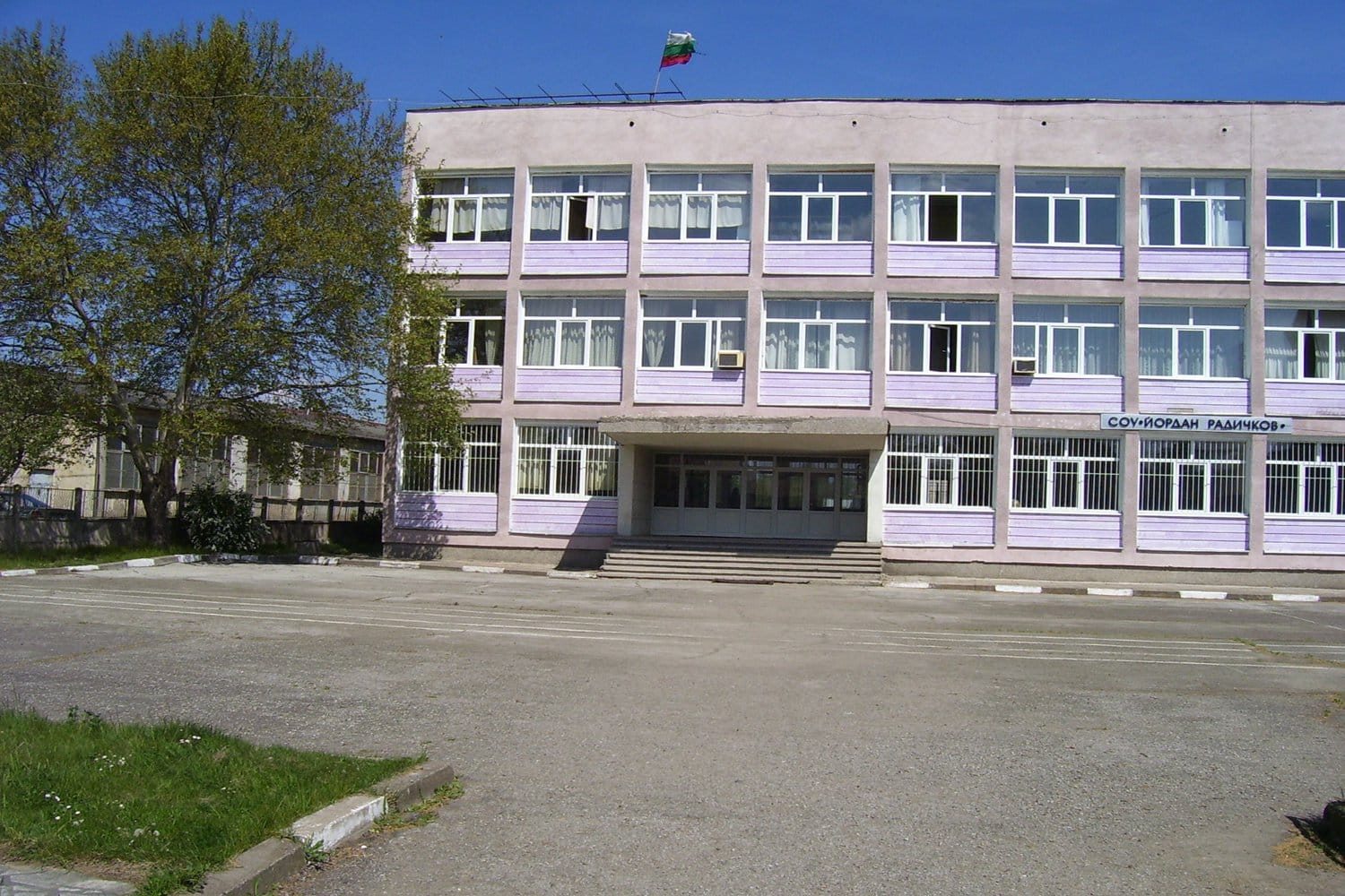 Работник е пострадал тежко при ремонт в училище в Монтана