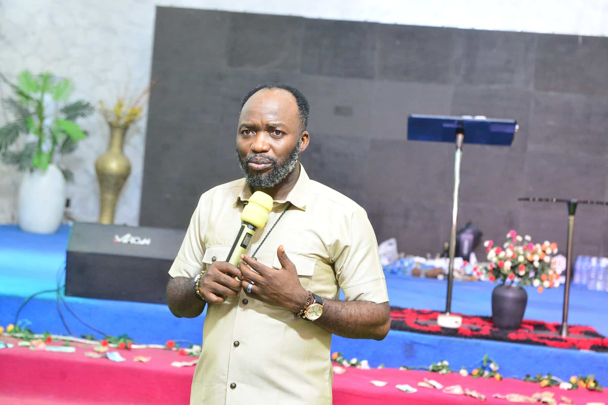 Нигерийски пастор беше арестуван по обвинения че с измама е