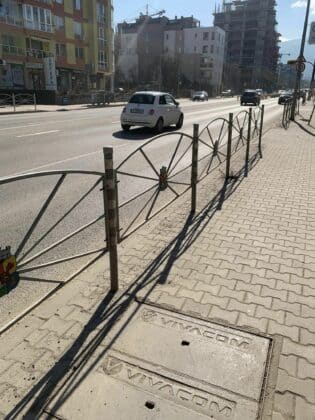 Опасен парапет в София