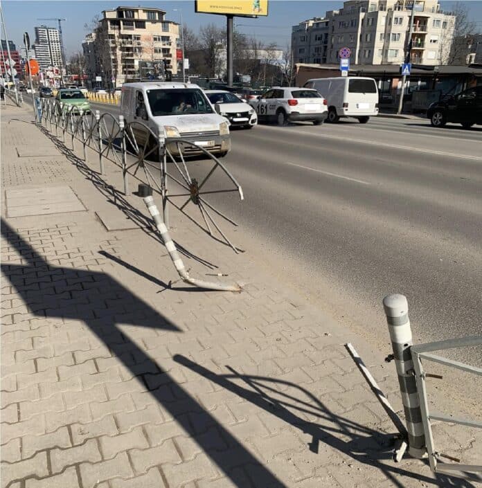 Опасен парапет в София