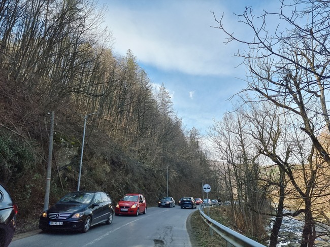 Огромна колона от автомобили се е образувала на входа на