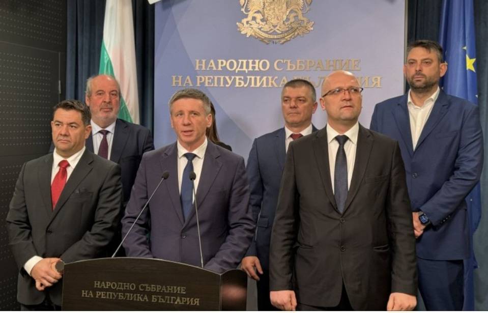 В страната има политическа криза хората не виждат партийна организация