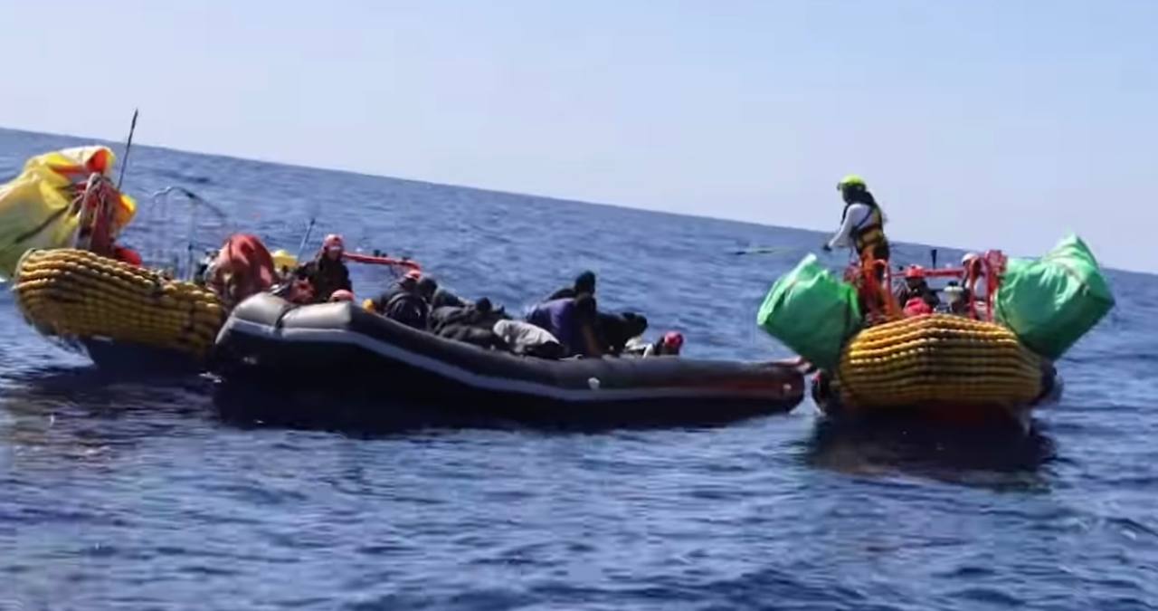 Най-малко 60 мигранти са загинали, след като гумената им лодка
