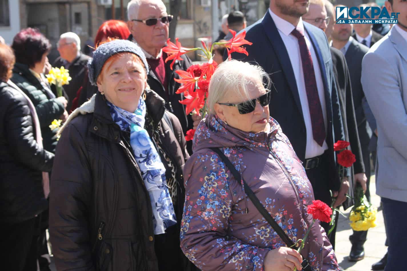 Стотици бургазлии сред които граждани и официални лица участваха в