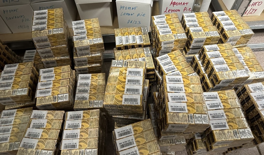 Инспектори от отдел Митническо разузнаване и разследване към Териториална дирекция